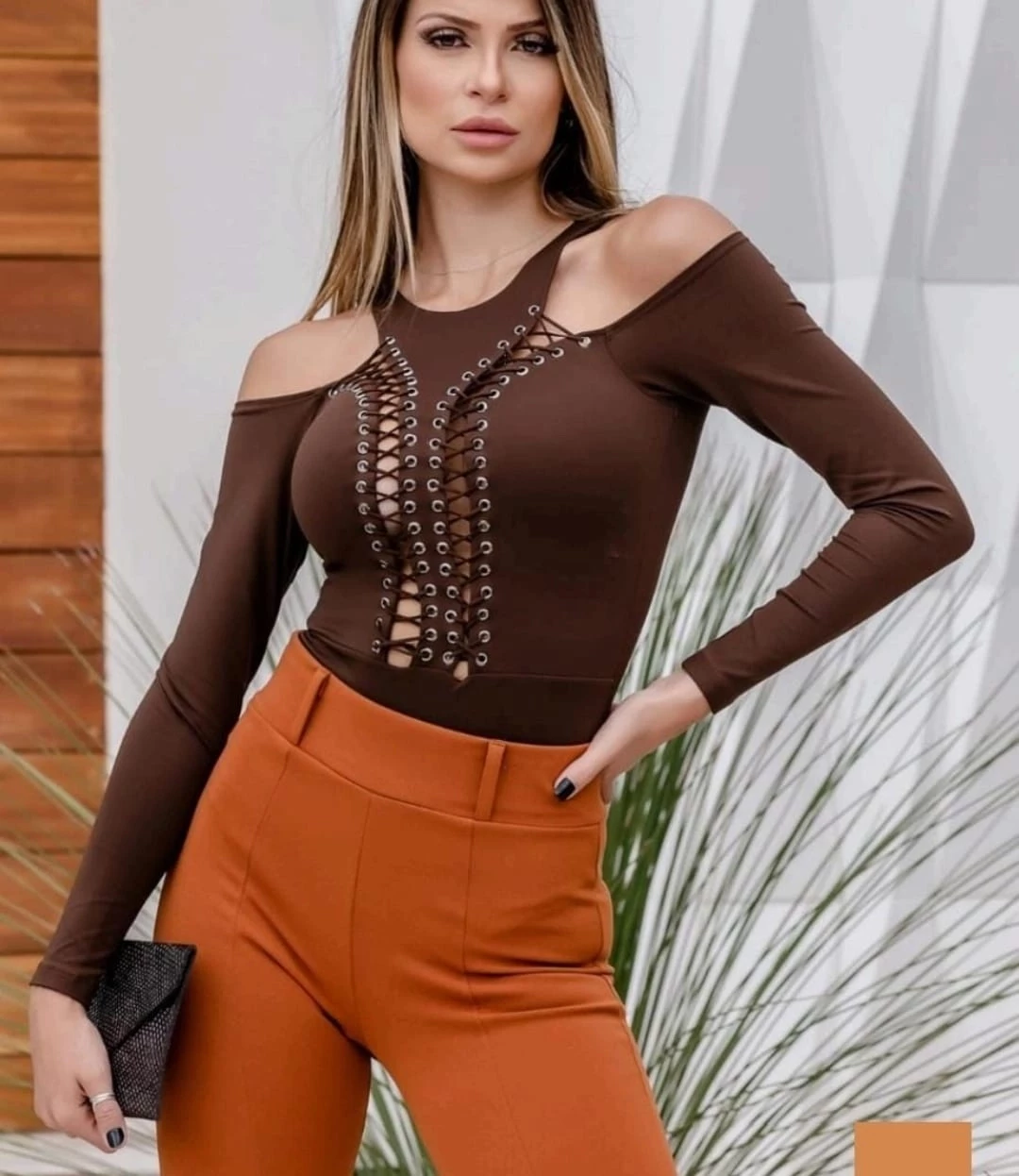 Body Feminino Ilhós e Amarração – Ombro Vazado Manga Longa